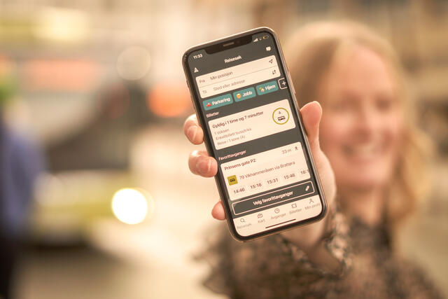 kvinne holder i telefon som viser atb-appen