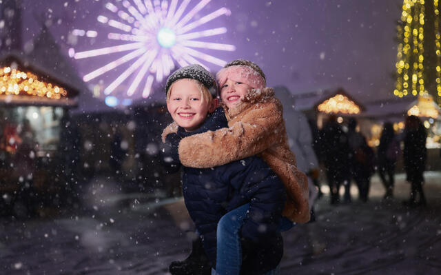 Barn som koser seg på julemarked i Trondheim
