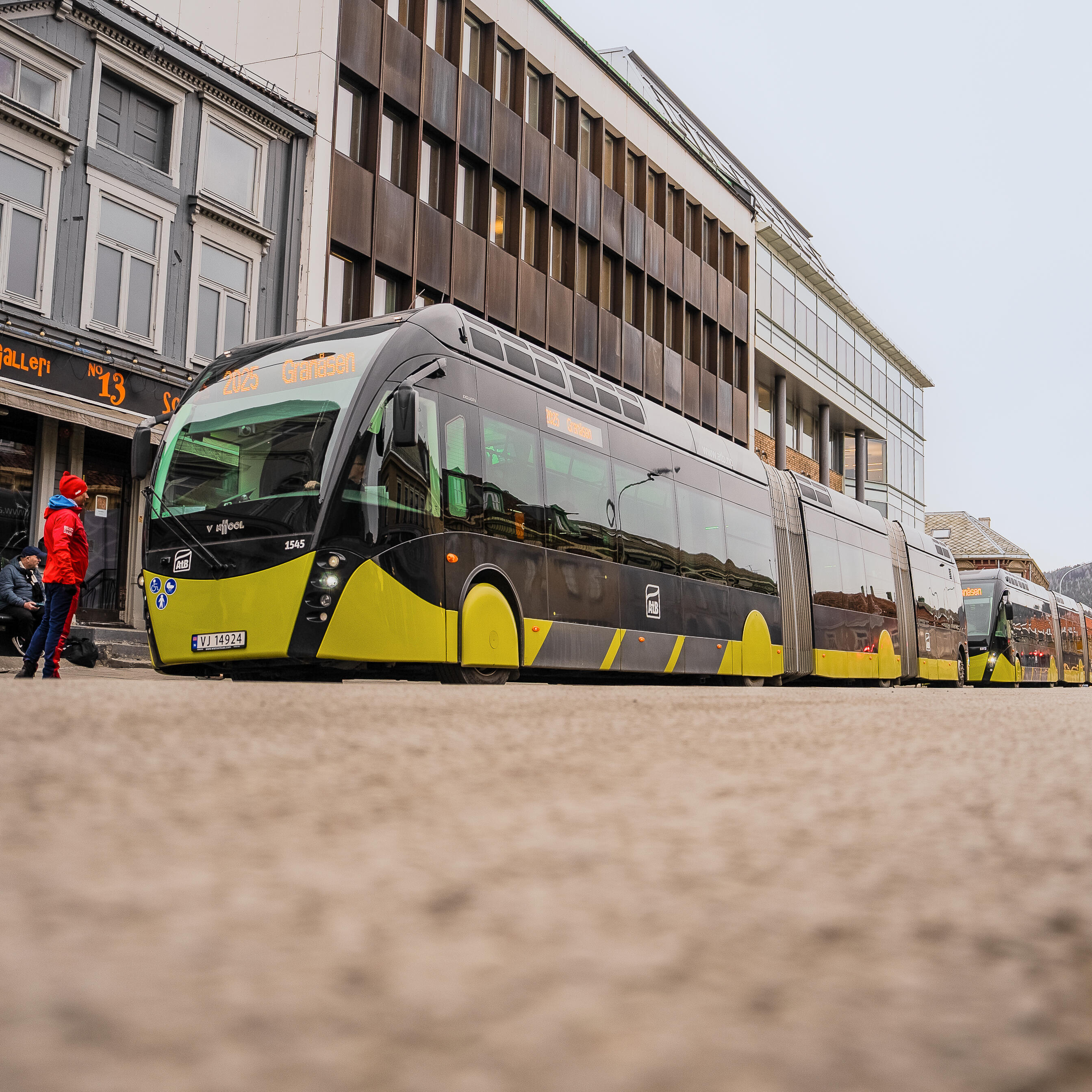 metrobusser i dronningens gate under prøve-VM 2024