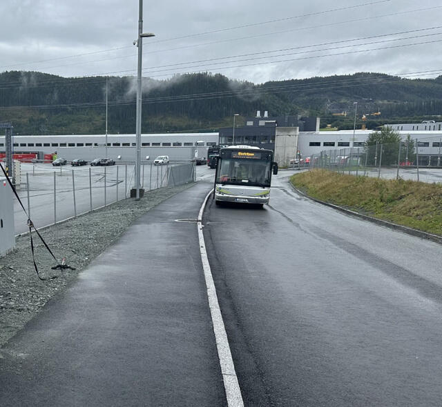 Ferdiglagt asfalt med kjørende buss