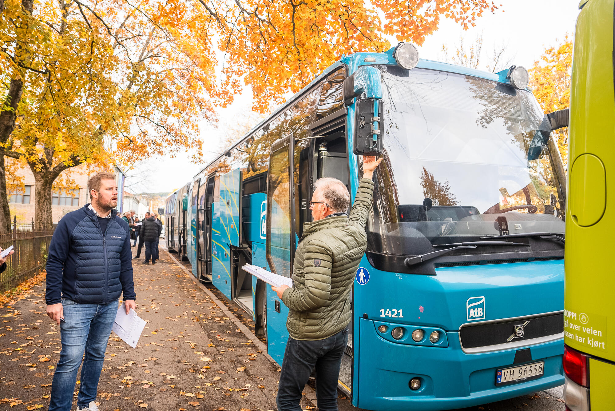 To menn inspiserer en regionbuss