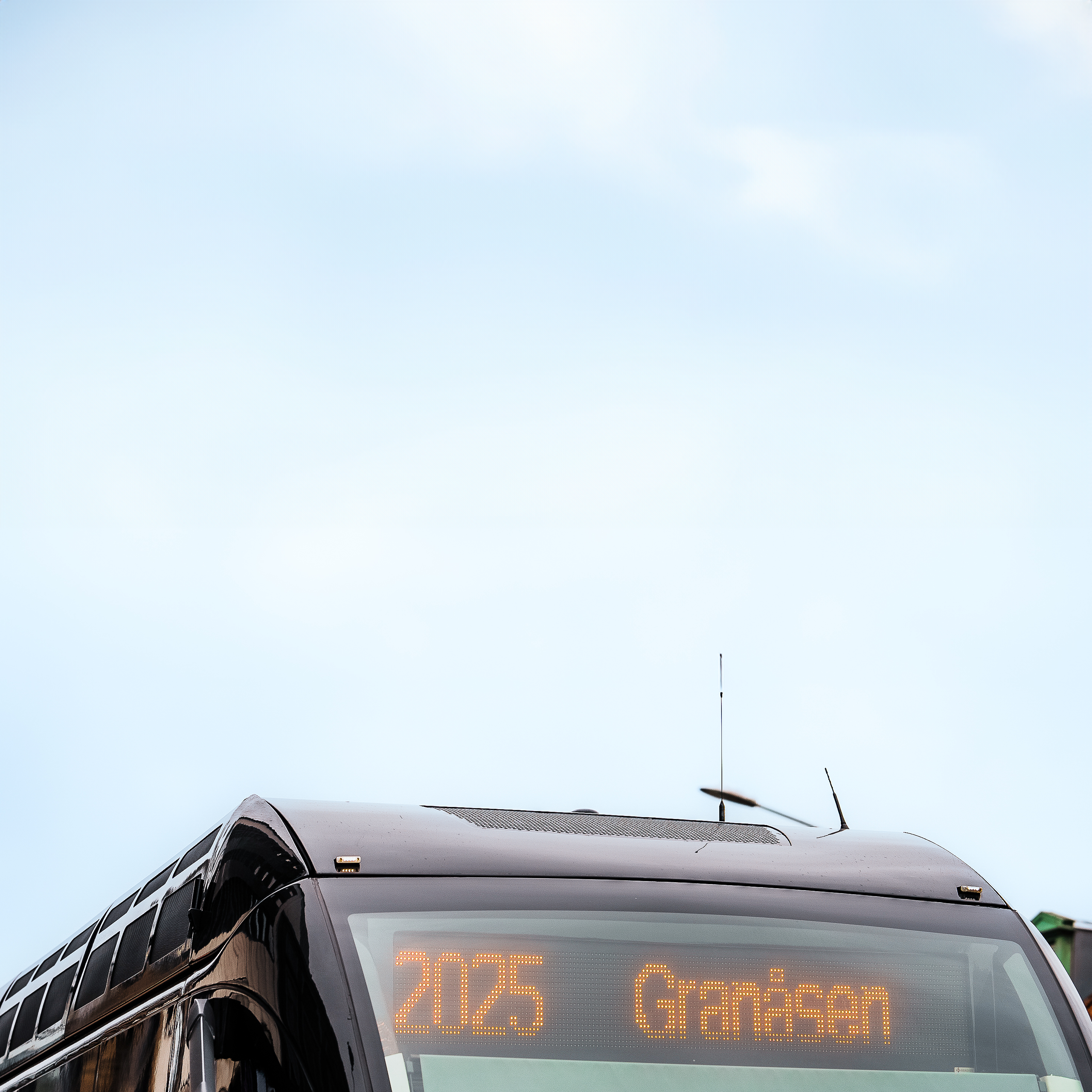 skiltkasse til skyttelbussen